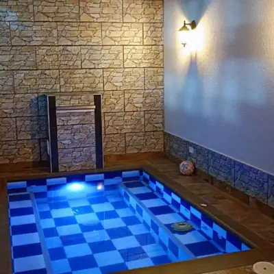 a swimming pool in a room with a tile floor at Casa encanto, jacuzzi privado & wifi in Mariquita