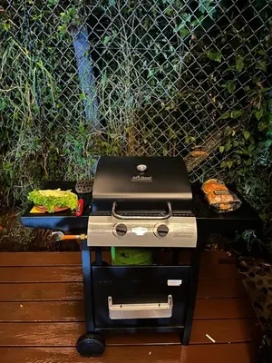 a grill on a table next to a fence at Casa Moderna en el Bosque Jacuzzi y Deck Privado in Mazo