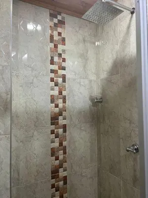 a shower stall with a glass door with a shower at Hospedaje LunaDorada en Doradal in Puerto Triunfo