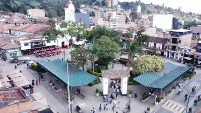 an overhead view of a city with people walking on a street at Apartamento tipo loft in Guarne
