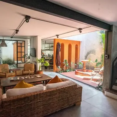 Bright Colonial 5BR House with Balcony