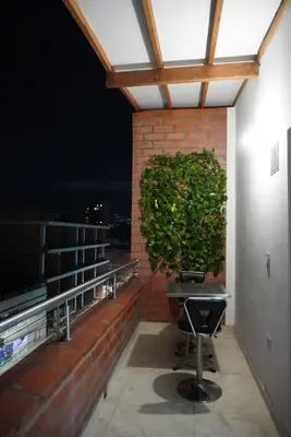 a plant sitting on top of a brick wall at Apartamento Exclusivo con vista panorámica in Medellín