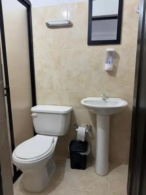 a bathroom with a toilet and a sink at Hotel Real Alejandria in Alejandría
