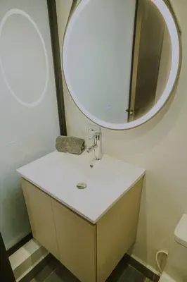a bathroom with a sink and a mirror at Torre U kooliving in Manizales