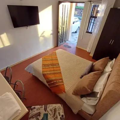 a large bed in a room with a door to a driveway at El Mejor Aparta Estudio De La Ciudad in Manizales