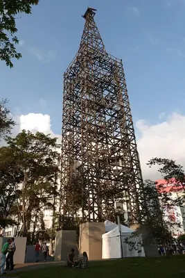 a large metal structure in the middle of a park at El Mejor Aparta Estudio De La Ciudad in Manizales