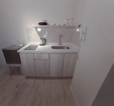 a white kitchen with a sink and a refrigerator at Apartamento Manizales excelente ubicación in Manizales