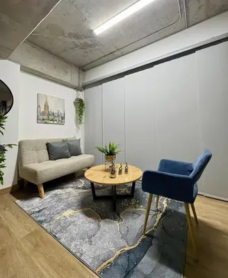 a living room with a couch and a table at Hermoso apartamento tipo loft en El Retiro Oriente Ant in El Retiro