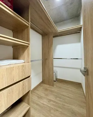 a room with wooden walls and bunk beds at Hermoso apartamento tipo loft en El Retiro Oriente Ant in El Retiro