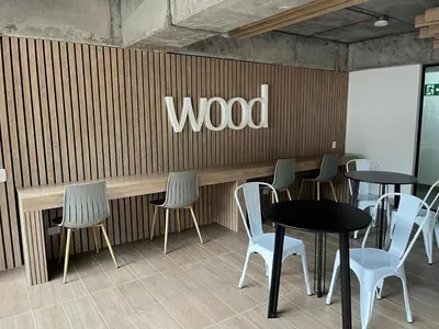 a wood sign on the wall of a restaurant with tables and chairs at Hermoso apartamento tipo loft en El Retiro Oriente Ant in El Retiro