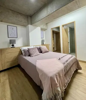 a bedroom with a large bed in a room at Hermoso apartamento tipo loft en El Retiro Oriente Ant in El Retiro