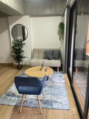 a living room with a table and a couch at Hermoso apartamento tipo loft en El Retiro Oriente Ant in El Retiro
