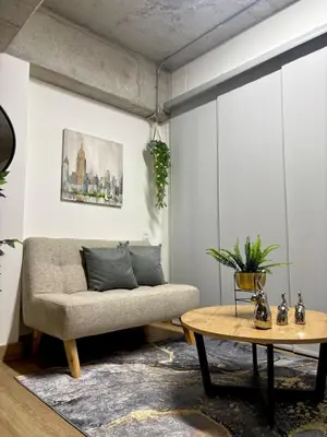 a living room with a couch and a table at Hermoso apartamento tipo loft en El Retiro Oriente Ant in El Retiro