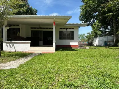 a small white house with a grass yard at villa juliana in Mariquita