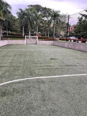 an empty tennis court with a net on it at HERMOSO APARTAMENTO CITADELA DI SOLE EN SANTAFE DE ANTIOQUIa in Santa Fe de Antioquia