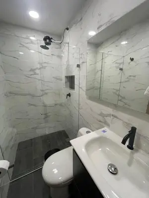 a bathroom with a sink and a toilet and a shower at HERMOSO APARTAMENTO CITADELA DI SOLE EN SANTAFE DE ANTIOQUIa in Santa Fe de Antioquia