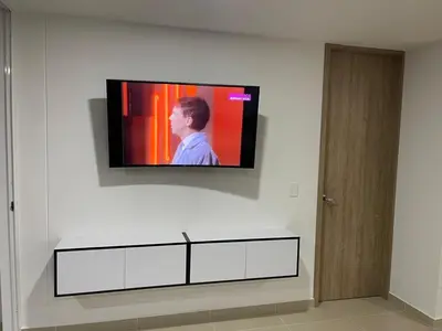 a television on a wall in a room at HERMOSO APARTAMENTO CITADELA DI SOLE EN SANTAFE DE ANTIOQUIa in Santa Fe de Antioquia