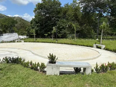 a stone bench sitting in the middle of a park at Hermoso Apartamento in Santa Fe de Antioquia