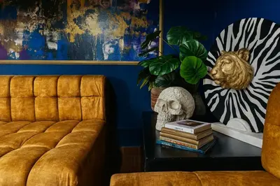 a living room with a couch and a table with books at Casa amplia con estilo, poblado, disco y AC in Medellín