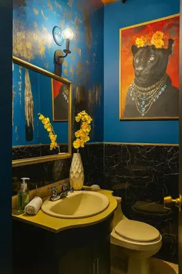 a bathroom with a sink and a painting of a dog at Casa amplia con estilo, poblado, disco y AC in Medellín