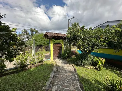 a small house with a gate and a garden at Melongos Jardín in Jardin