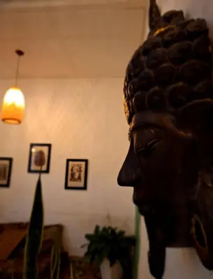 a statue of a head in a living room at Hostal Prana in Abejorral