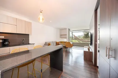 a kitchen and living room with a large counter top at Apartamentos Casa Grande in Rionegro