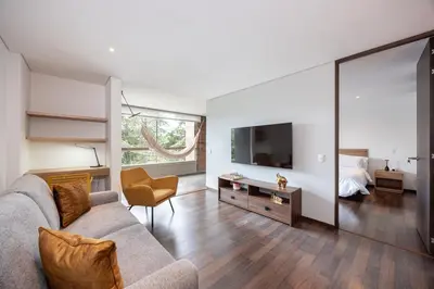 a living room with a couch and a tv at Apartamentos Casa Grande in Rionegro