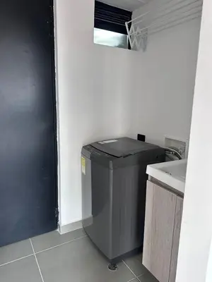 a bathroom with a trash can and a sink at Sabaneta, aparta Loft, excelente Ubicacion, Wifi in Sabaneta