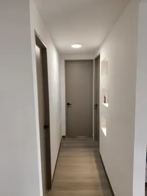 a hallway with a door leading to a room at Confortable Apartamento cerca Aerop JMC in Rionegro