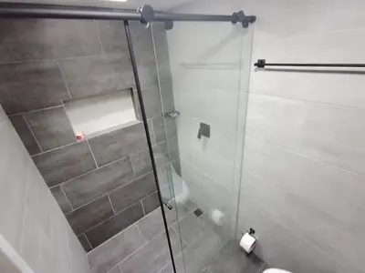 a shower with a glass door in a bathroom at Confortable Apartamento cerca Aerop JMC in Rionegro