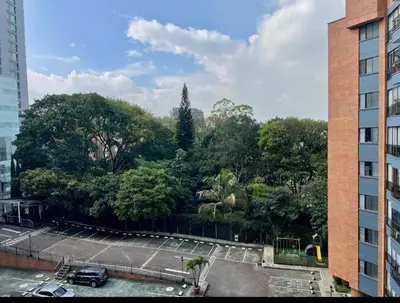 a view of a parking lot with trees and a building at El mejor sector del Poblado para estancia mínima de 1 mes in Medellín