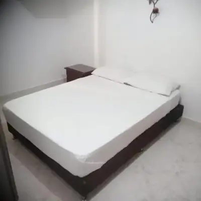 Habitación central con cama doble #1