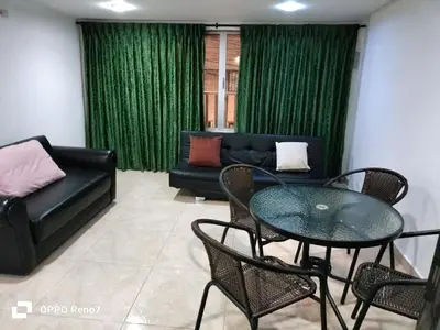 a living room with a couch and a table and chairs at Rento apartamento por días in Manizales