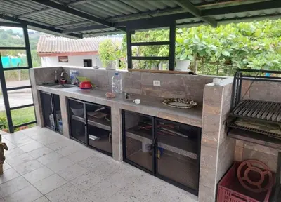 an outdoor kitchen with a counter in a patio at Finca El Refugio Familiar in Manizales