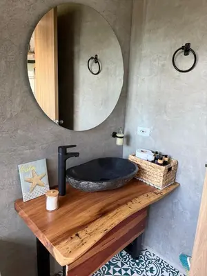 a bathroom with a sink and a mirror at Cabaña Hogar del Bosque in Palestina