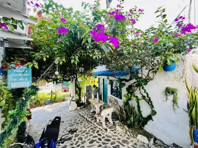 a street with flowers and plants on a building at Cabaña 65 El Descanso Doradal in Estación El Salto