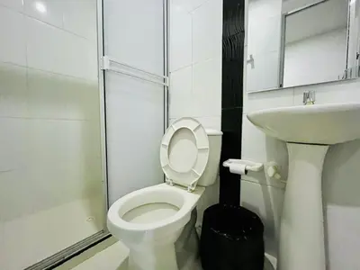 a bathroom with a toilet and a sink at Cabaña 65 El Descanso Doradal in Estación El Salto