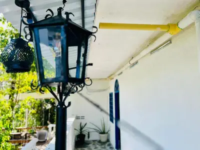 a street light on the side of a building at Cabaña 65 El Descanso Doradal in Estación El Salto