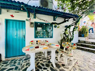 a table and two chairs in front of a building at Cabaña 65 El Descanso Doradal in Estación El Salto