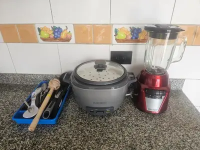 a slow cooker and a blender on a counter at Plaza de Toros & Centro Ubicación Ideal in Manizales