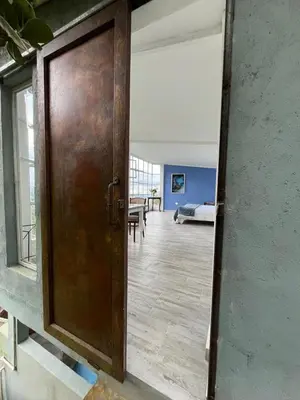 a wooden door in a room with a living room at Entre Nubes y Eucaliptos in Villamaría