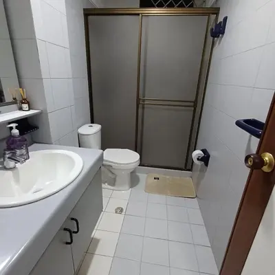 a bathroom with a shower and a toilet and a sink at Apartamento Con Vista Hacia La Avenida Santander Y La Ciudad in Manizales