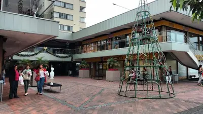 a large christmas tree in the middle of a building at Apartamento Con Vista Hacia La Avenida Santander Y La Ciudad in Manizales