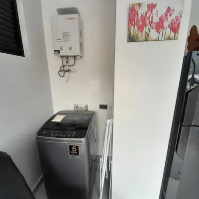 a corner of a kitchen with a stove and a wall at Acogedor Apartamento en Sabaneta in Sabaneta