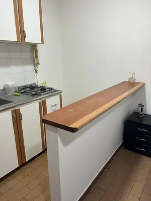 a kitchen with a counter top and a stove at Apartamento en el centro de Manizales in Manizales