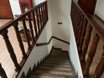 a staircase in a house with wooden railings at Apartamento en el centro de Manizales in Manizales