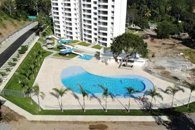 an empty swimming pool with a large blue pool at Espectacular Apto Citadela Di Sole Santafe de Antioquia in Santa Fe de Antioquia