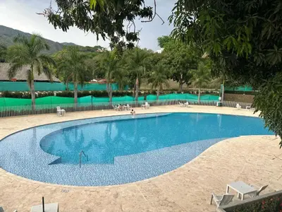 a large blue swimming pool in a resort at Espectacular Apto Citadela Di Sole Santafe de Antioquia in Santa Fe de Antioquia