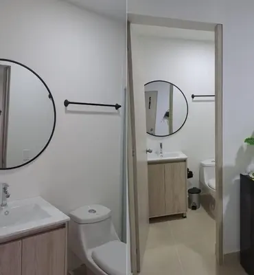a bathroom with a toilet and a sink and a mirror at apartaestudios completos in Manizales